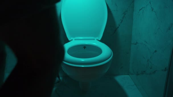 Hombre Entra Cuarto Baño Oscuro Con Poca Luz Azul Quita — Vídeos de Stock