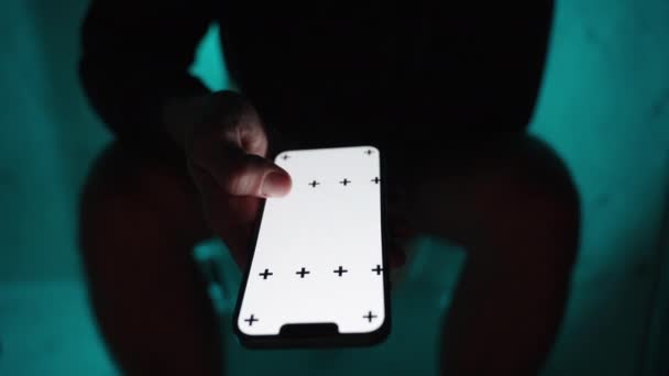 在黑暗中 厕所里的一个人在智能手机上滚动着一个白色的屏幕 站起来 在小卖部上放东西 暗蓝色照明 手持智能手机上的Chroma键布局 — 图库视频影像