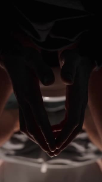 Вертикальне Відео Чоловік Сидить Туалеті Вночі Темряві Складаючи Руки Він — стокове відео
