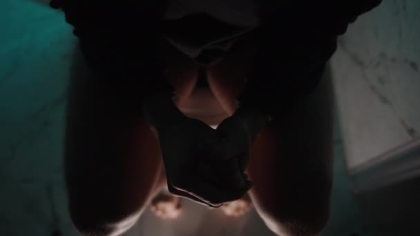 Вид Зверху Чоловік Вночі Туалеті Біль Концепція Отруєння Або Інших — стокове відео