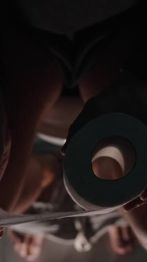 Dikey video. Gece Klozette Bir Adam Elinde Bir rulo tuvalet kağıdı açıyor, Üst Manzara.