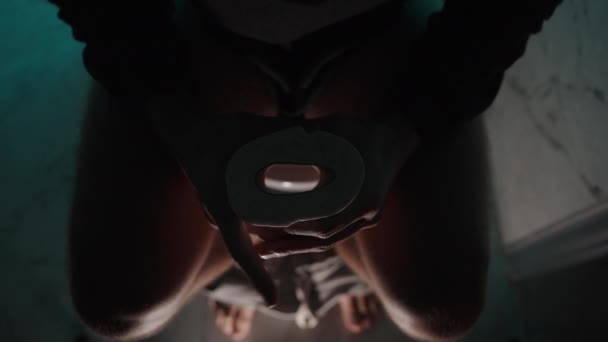 Людина Вночі Туалеті Стискає Рулон Туалетного Паперу Концепція Проблем Здоров — стокове відео