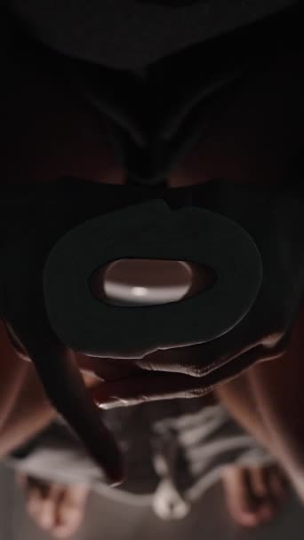バーティカルビデオ 夜のトイレの男がトイレットペーパーのロールを絞った 健康問題の概念 — ストック動画
