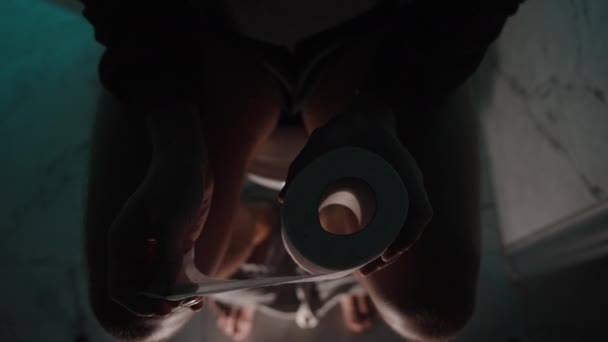 Чоловік Вночі Туалеті Розгортає Рулон Туалетного Паперу Руках Вид Зверху — стокове відео