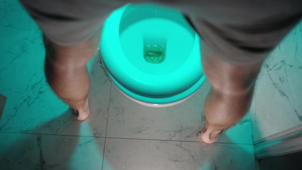 Вид Сзади Мужских Ног Стоит Перед Туалетом Испытывая Трудности Мочеиспусканием — стоковое видео