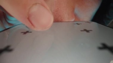 Beyaz Telefon Ekranında Sayfalar Arasında Kaydıran Adam, Kamera Geri Çekilirken Parmak ile Kaydırıyor. Dolly yakın çekim. Smartphone üzerinde Chroma Anahtarı Düzeni.