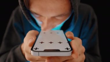 Smartphone Screen 'de Burnunu Kullanan Kapüşonlu Genç Bir Adam Boş Beyaz Ekran Taklidiyle.