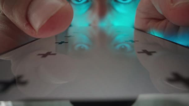 Mystisk Man Hoodie Scrolls Genom Smartphone Skärmen Med Vit Skärm — Stockvideo