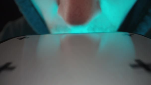 Mavi Işık Kapüşonlu Gizemli Adamın Kafasını Aydınlatırken Ekranı Parmağıyla Sarıyor — Stok video