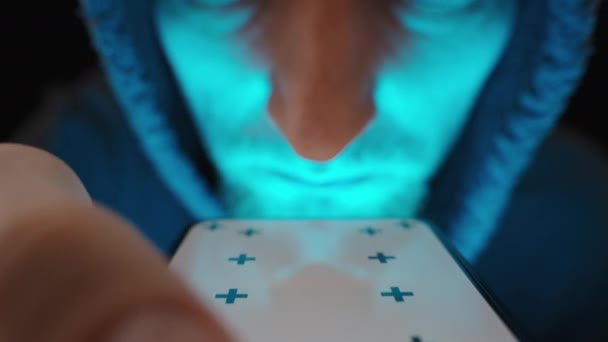 Синий Свет Освещает Лицо Человека Который Просматривает Своем Смартфоне Долли — стоковое видео