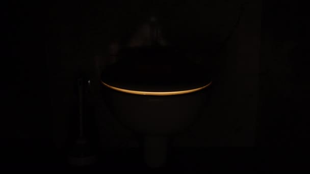 Pendekatan Kamera Perlahan Lahan Sebagai Rises Kursi Toilet Dan Cahaya — Stok Video