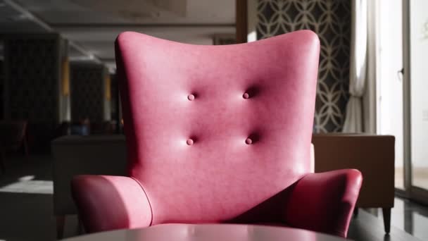 设计师红色扶手椅 阳光照射下 在餐厅里 — 图库视频影像