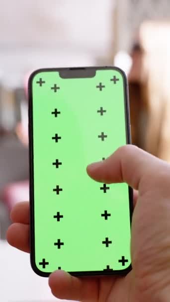 Verticale Video Eerste Persoon Zicht Smartphone Met Een Groene Scherm — Stockvideo