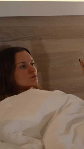 Vertikal Video Ung Kvinna Insvept Vit Filt Smuttar Blå Cocktail — Stockvideo