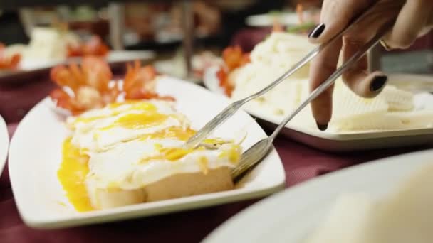 瑞典自助餐在一个包罗万象的酒店 一个女人抢鸡蛋三明治 — 图库视频影像