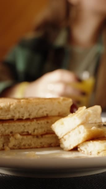 Vidéo Verticale Petit Déjeuner Dans Restaurant Avec Rayons Soleil Tombant — Video