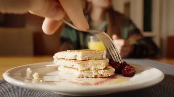 Kahvaltıda Kirazlı Krep Çatalla Birkaç Böğürtlen Zıpkınlayıp Yerim Yakın Plan — Stok video