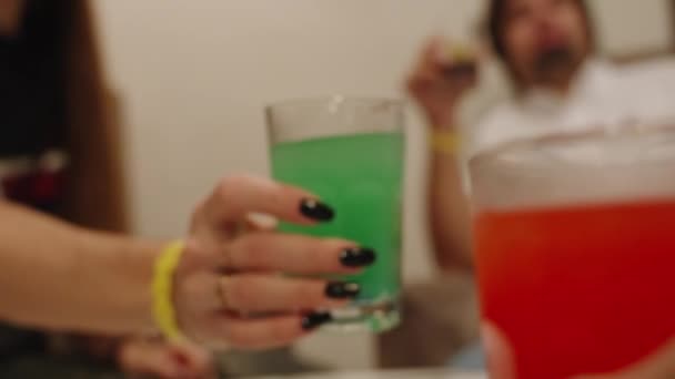 Les Amis Sont Des Verres Relaxants Cliquetis Avec Des Cocktails — Video