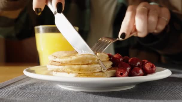 Güneşli Bir Sabahta Bir Restoranda Bal Serpiştirilmiş Kreple Kahvaltı Yapan — Stok video