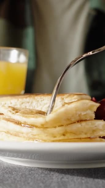 Verticale Video Ontbijt Eerste Zonnestralen Sinaasappelsap Pannenkoeken Met Honing Een — Stockvideo