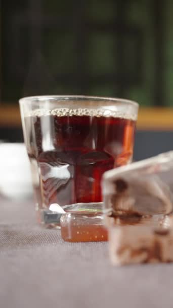 Dikey Video Restoranda Kahvaltı Çikolatalı Krep Sıcak Çay Masaya Boş — Stok video