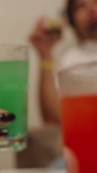 Pionowe Wideo Przyjaciele Relaksujące Brzęczące Okulary Kolorowymi Koktajlami Zbliżenie — Wideo stockowe