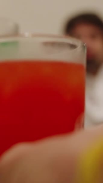 Vídeo Vertical Hotel Relajación Amigos Beber Brindar Con Vasos Bebidas — Vídeos de Stock