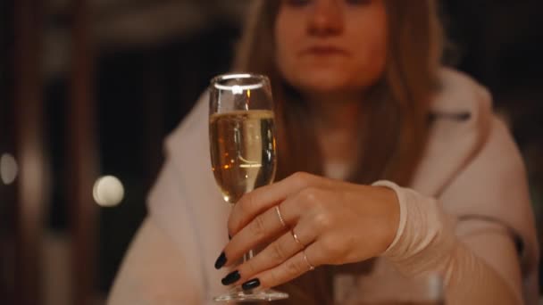 Una Joven Por Noche Bar Aire Libre Bebiendo Champán — Vídeos de Stock