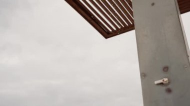 Deniz kenarındaki kumsal yağmuru, sürekli damlayan su, tatlı su koruma kavramı..