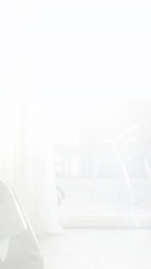 Dikey video. Kamera Beyaz Yataktaki Genç Kadın 'a İlerlerken Parlak Işınlar Çerçeveyi aydınlatıyor. Açık Yatak Odası İçi.