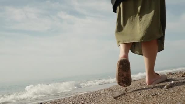 Uma Mulher Vestido Verde Caminhando Longo Praia Junto Mar Vista — Vídeo de Stock