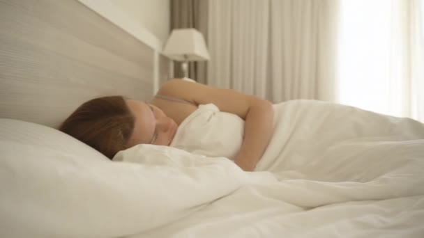 Sunbeams Illuminate Camera Moves Bed Young Woman Sleeping Dalam Bahasa — Stok Video