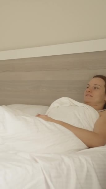 Pionowe Wideo Panoramiczny Widok Młodej Kobiety Pokoju Hotelowym Leżącej Białym — Wideo stockowe