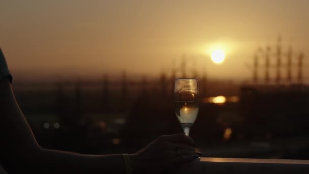 Kvinna Med Ett Glas Champagne Hög Balkong Blickar Mot Den — Stockvideo