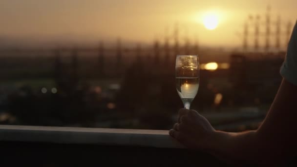 Balkondan Sunset Tadını Çıkarırken Elinde Şampanya Kadehiyle Kadının Arkası Filminden — Stok video