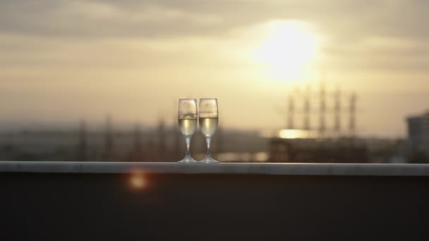 Romantyczny Wieczór Dwa Kieliszki Szampana Balkonie Tle Jasny Zachód Słońca — Wideo stockowe