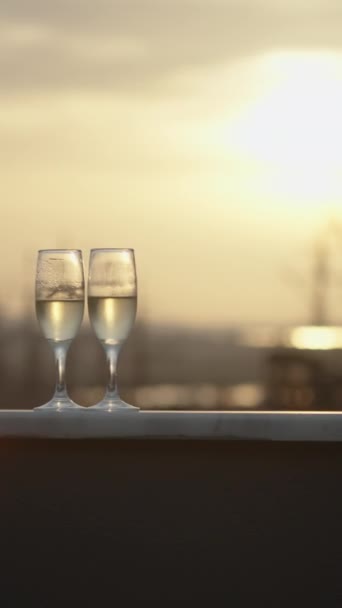 Pionowe Wideo Romantyczny Wieczór Dwa Kieliszki Szampana Balkonie Tle Jasny — Wideo stockowe
