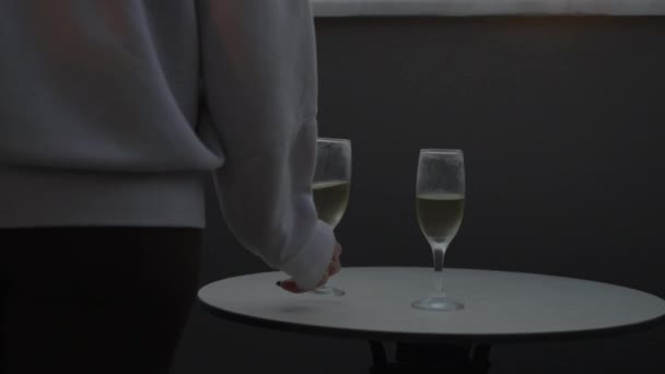 Zwei Weingläser Auf Dem Balkon Eine Einsame Frau Nimmt Bedauerlicherweise — Stockvideo
