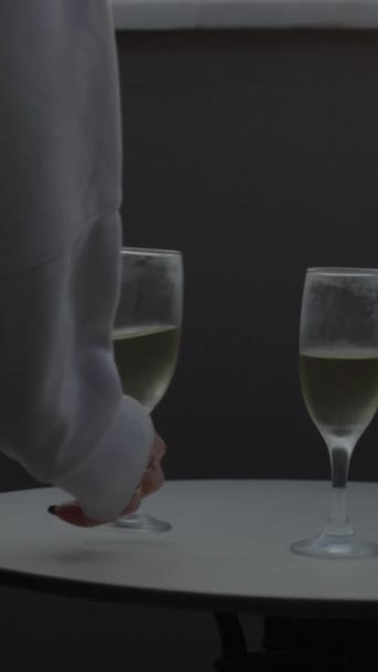 垂直录像 垂直录像 鲍尔科尼上的上的上的两杯酒杯酒酒杯 孤独寂寞寂寞寂寞寂寞寂寞寂寞 — 图库视频影像
