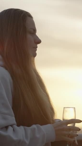 Pionowe Wideo Pionowe Wideo Kobieta Balkonie Pije Szampana Jasne Promienie — Wideo stockowe