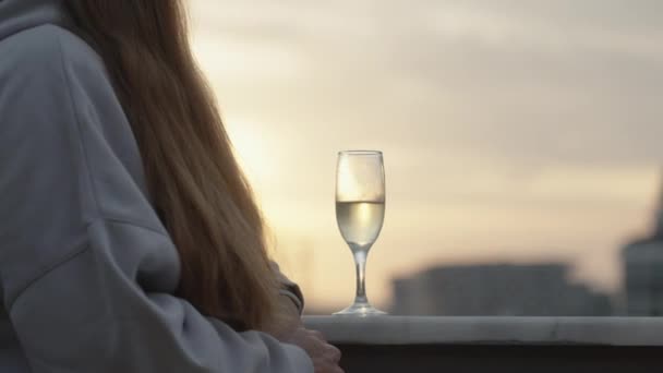 Paprsky Zapadajícího Slunce Skrz Sklo Šampaňského Žena Stojí Balkoně Dívá — Stock video