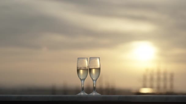 两个香槟杯在Balcony 一个孤独的女孩唤醒某人 她一个人在日落前喘息 — 图库视频影像