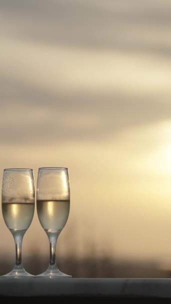 Vertikální Video Vertikální Video Dvě Skleničky Šampaňského Balkóně Osamělá Dívka — Stock video