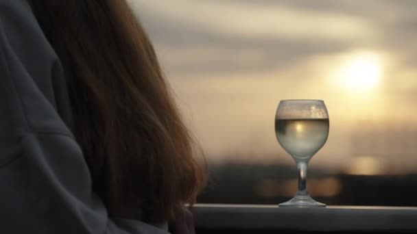 Довготривала Молода Жінка Стоїть Балконі Вино Милується Заходом Сонця Далеких — стокове відео