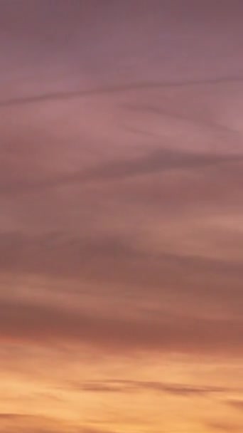Dikey Video Kızıl Sinema Bulutları Gökyüzünde Hızlıca Sürükleniyor Yükselen Güneş — Stok video