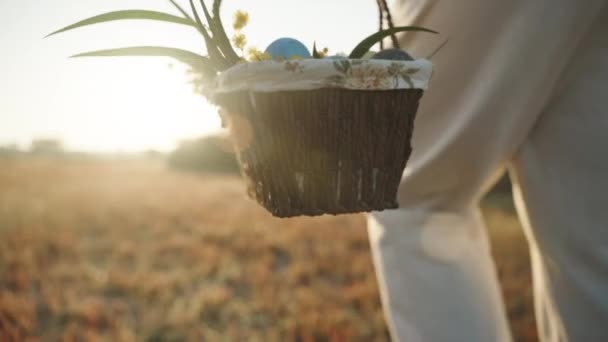 Kobieta Białych Kroczkach Koszykiem Pisanek Pod Porannymi Promieniami Słońca Lesie — Wideo stockowe
