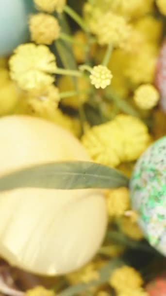 Dikey Video Çimlerin Üzerinde Sepetin Içinde Paskalya Yumurtaları Üst Manzara — Stok video
