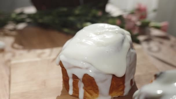 ホワイトアイシングは手で作った自家製イースターケーキからゆっくりとドライブします — ストック動画