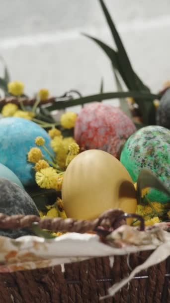 Függőleges Videó Egy Húsvéti Finomságokat Tesz Asztalra Saját Készítésű Süteményeket — Stock videók