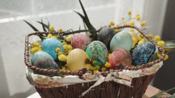 Egy Húsvéti Finomságokat Tesz Asztalra Saját Készítésű Süteményeket Fehér Cukormázzal — Stock videók